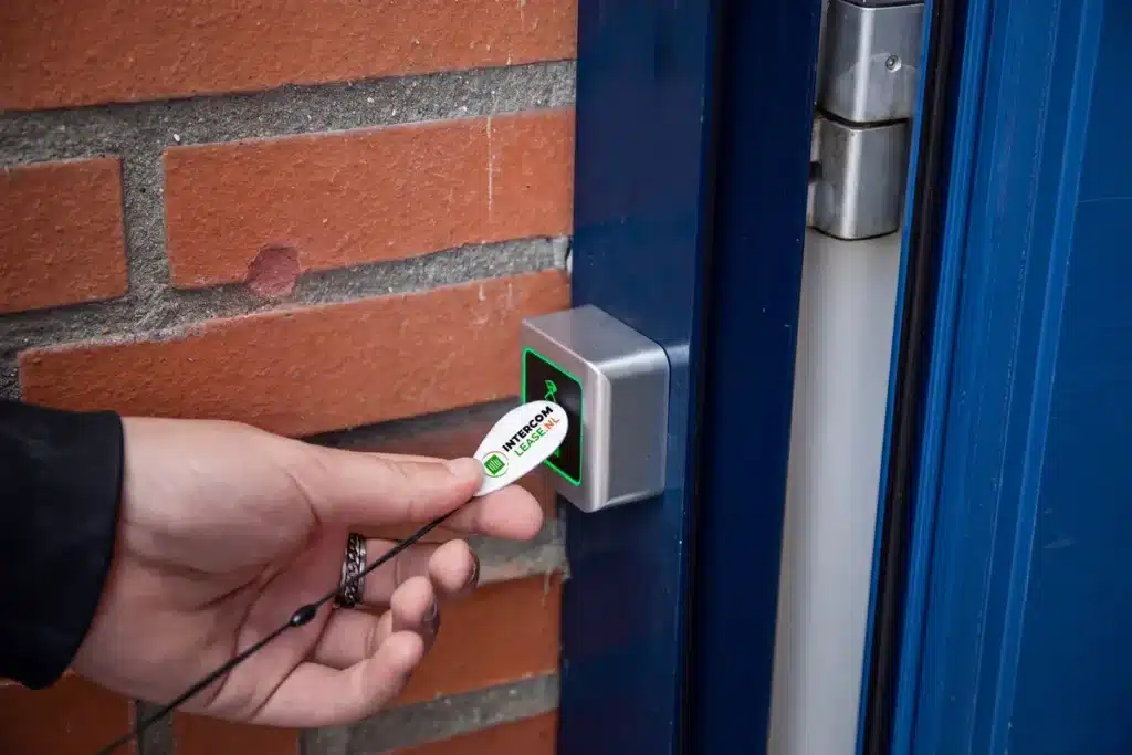 RFID-tag van Intercom Lease bij een toegangslezer