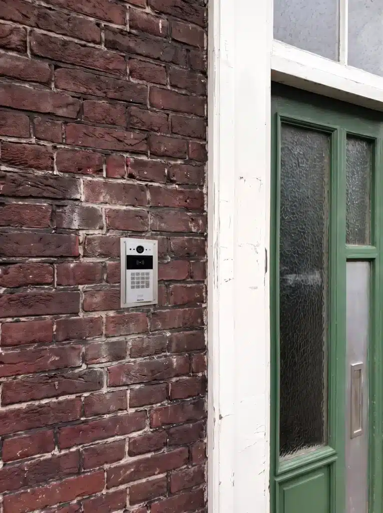 Buitenpost met codeklavier in een RVS-plaat bij de entree van een appartementencomplex (impressie)