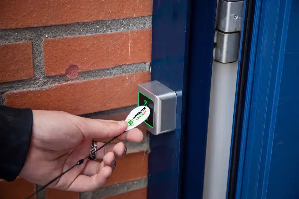 Intercom-Lease tag wordt voor een toegangslezer gehouden